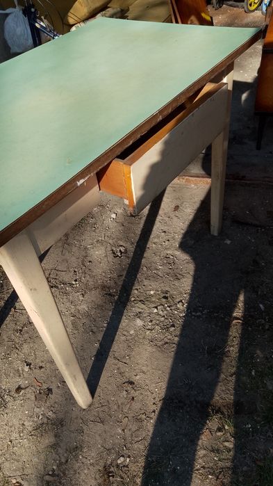 Sprzedam stoł kuchenny z metalowymi nogami.