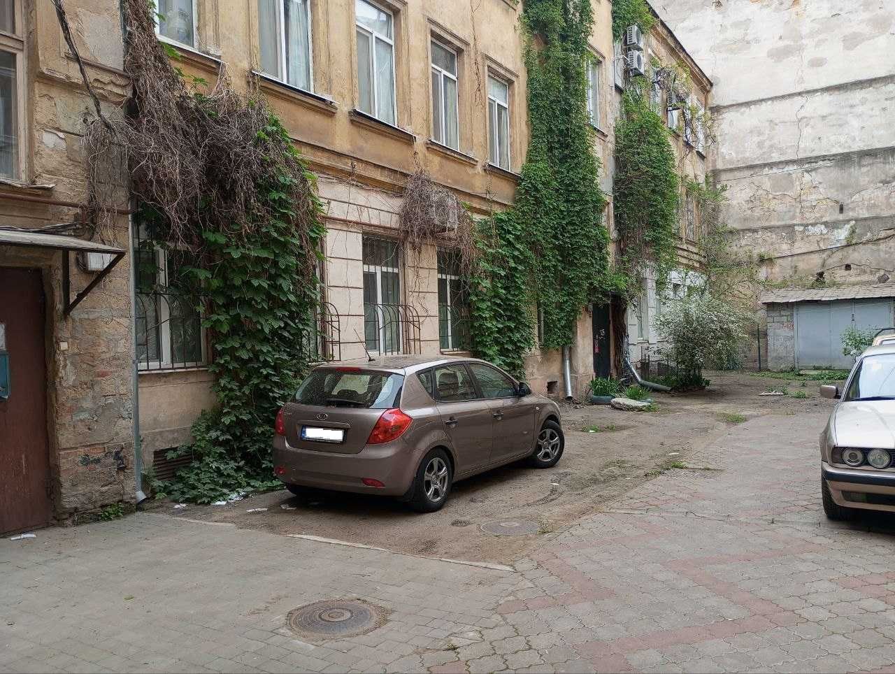 Сдам место для авто в центре, во дворе (без ключа врата не открыть)