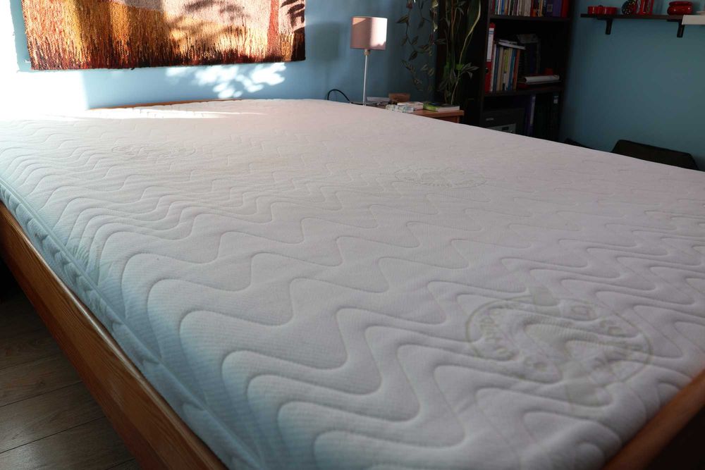 Materac  kieszeniowy, spód  z kokosa . Wymiary 140x200 .  Stan dobry