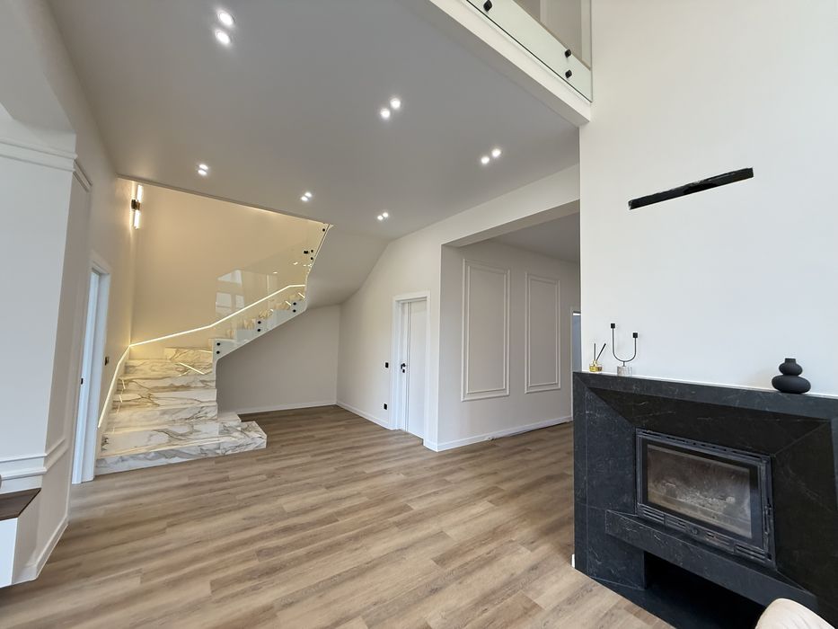 Продам сучасний будинок у передмісті. Ніхто не проживав