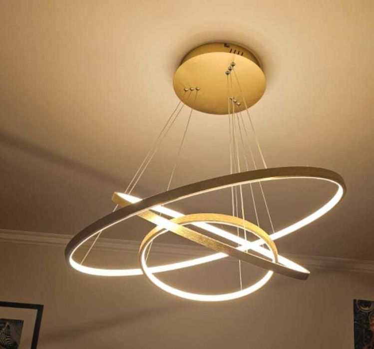 Candeeiro de teto. luz led. Alta intensidade. Luz Quente. Como Novo.