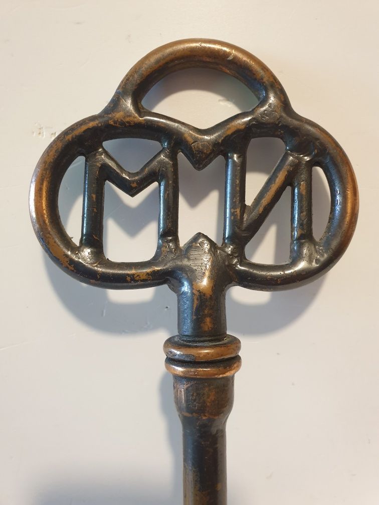 Grande antiga chave em bronze com monogramas