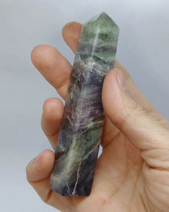 Fluoryt tęczowy wieża obelisk kamień minerał