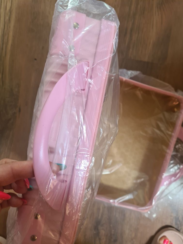 Walizka kosmetyczka nowa
