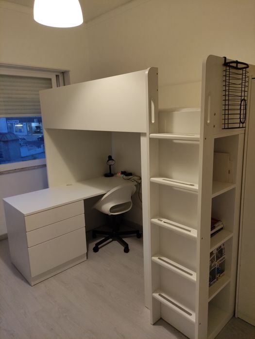 Cama alta småstad, usada.