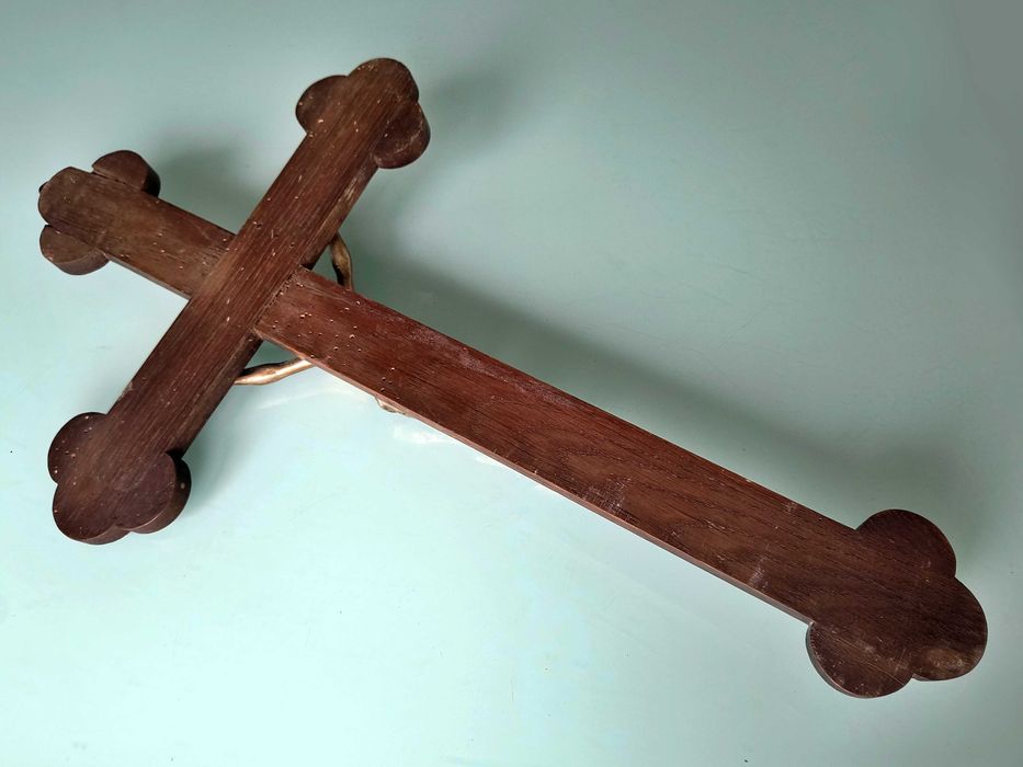 Drewniany krzyż (56 cm) z przełomu XIX/XX wieku