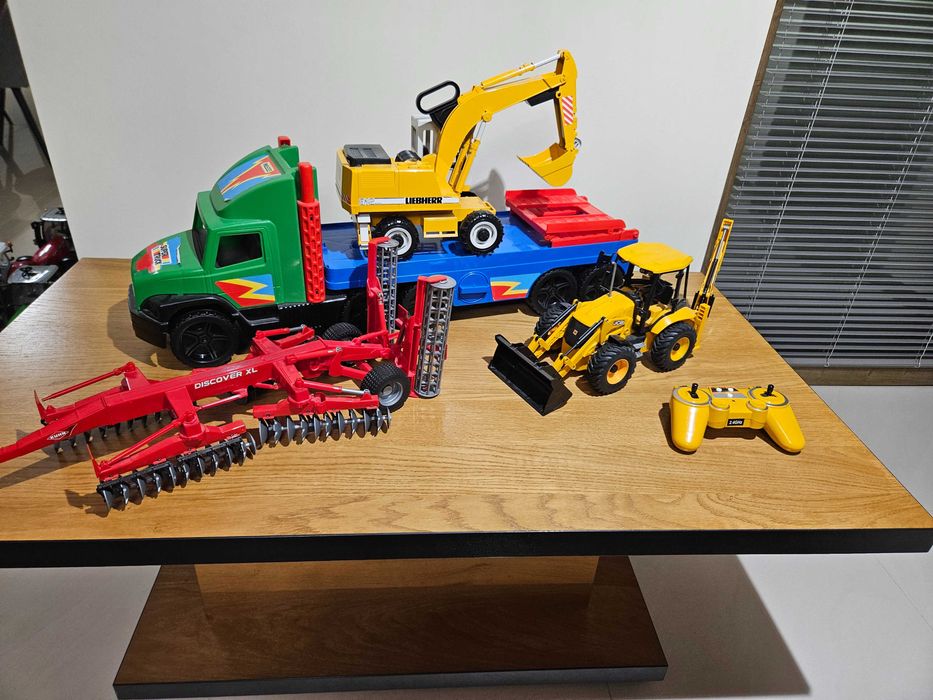 Zabawki BRUDER-Traktory-Kombajny-Maszyny-Przyczepy-Koparki