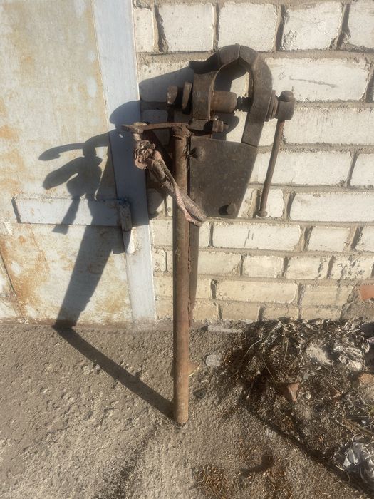 Тиски старинные б/у