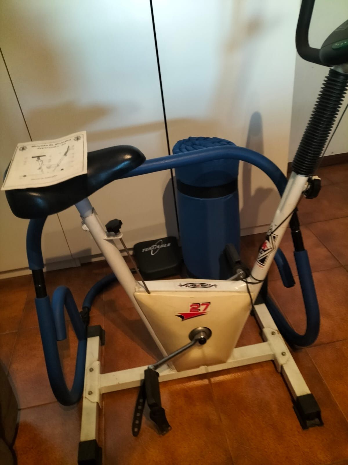 Bicicleta estática, colchão e aparelho