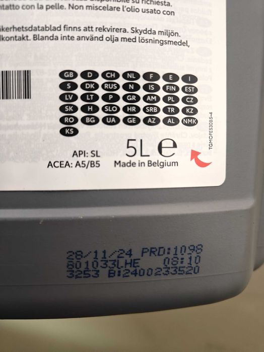 Оригінальна олива Toyota Engine Oil Fuel Economy 5W-30 (2.4 літри)