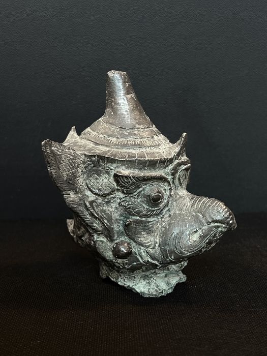 Antyczna rzeźba, fragment głowy Garudy (Tajlandia, Kambodża, Birma)