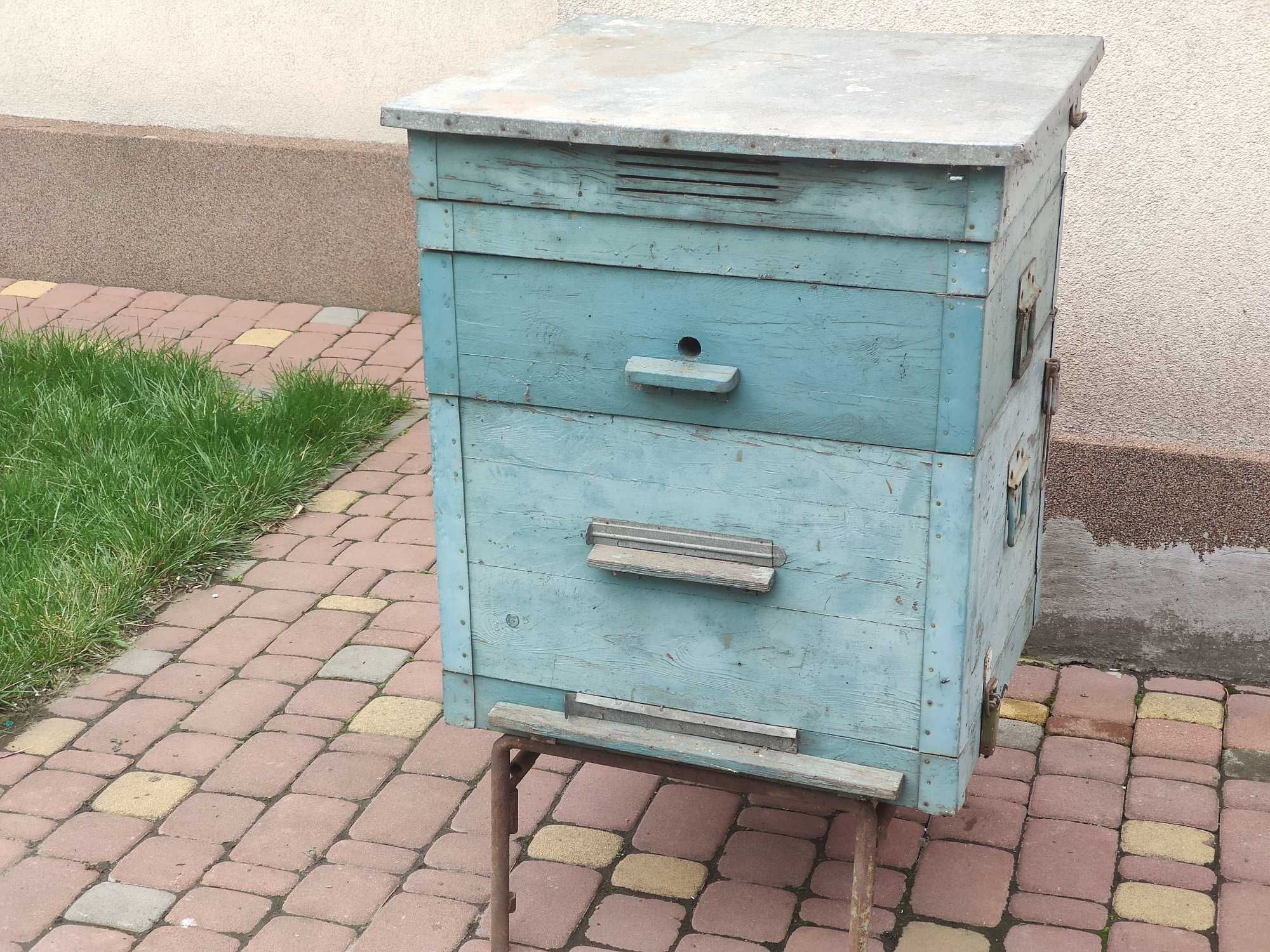 Медогонка на 4 рамки, прочий инвентарь для пчеловодства