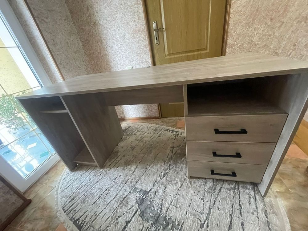 Продаю комп’ютерний стіл 120×60.