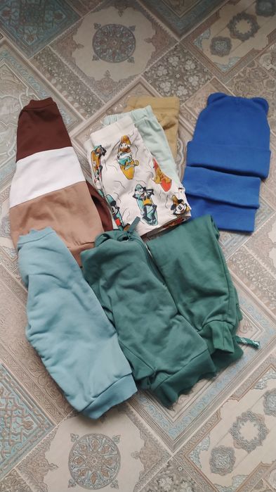 Пакет одягу. Костюм, світшоти, шорти, шапка, снуд.