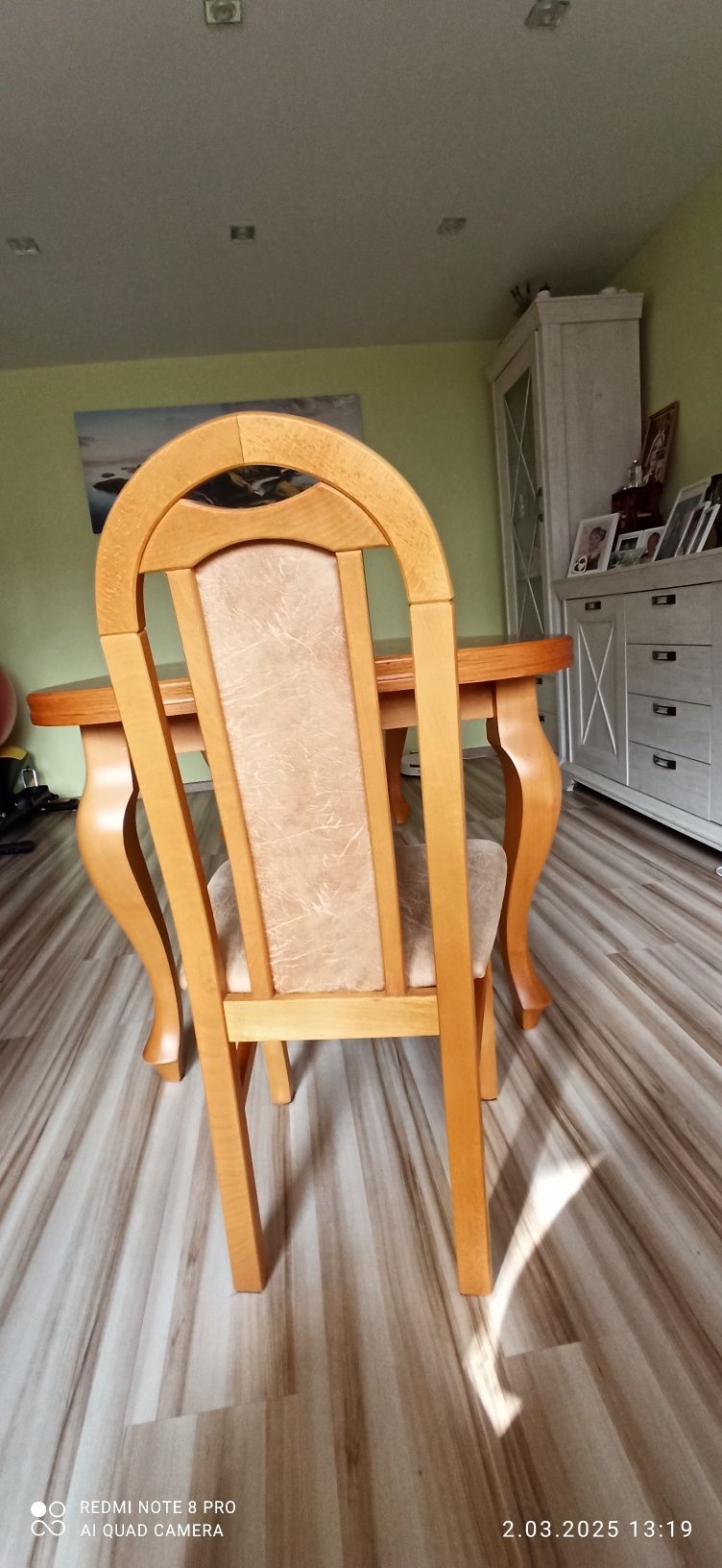 Sprzedam stół plus osiem krzeseł komplet.