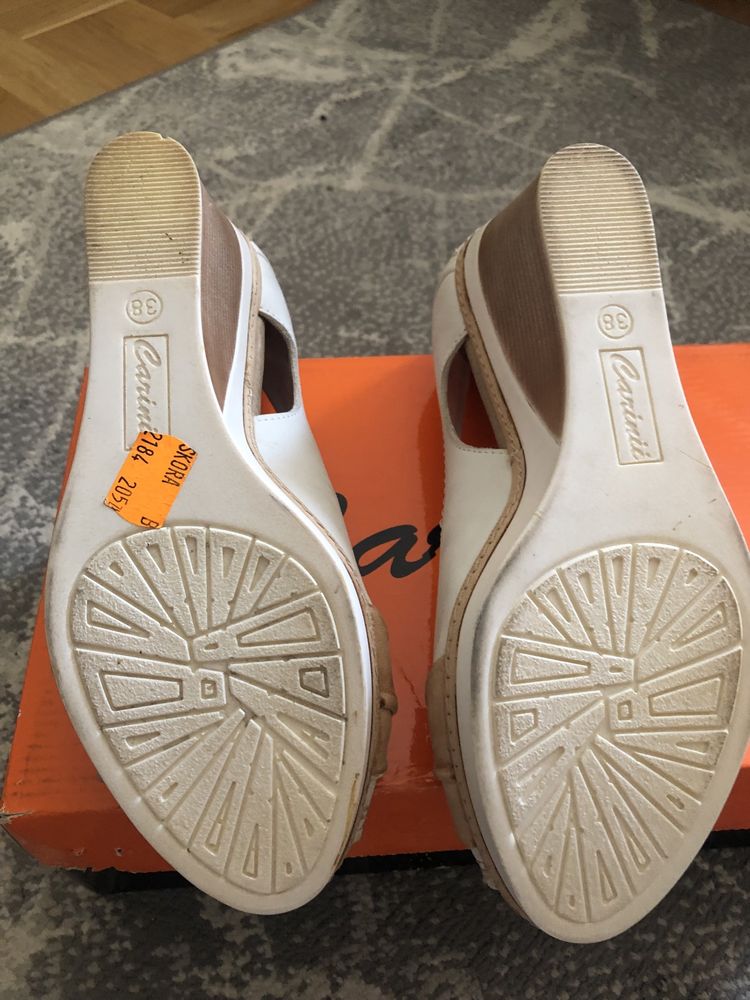 Śliczne buty letnie z naturalnej skory Carinii