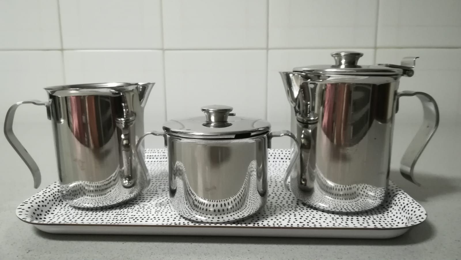 Conjunto em inox: leiteira, cafeteira e açucareiro