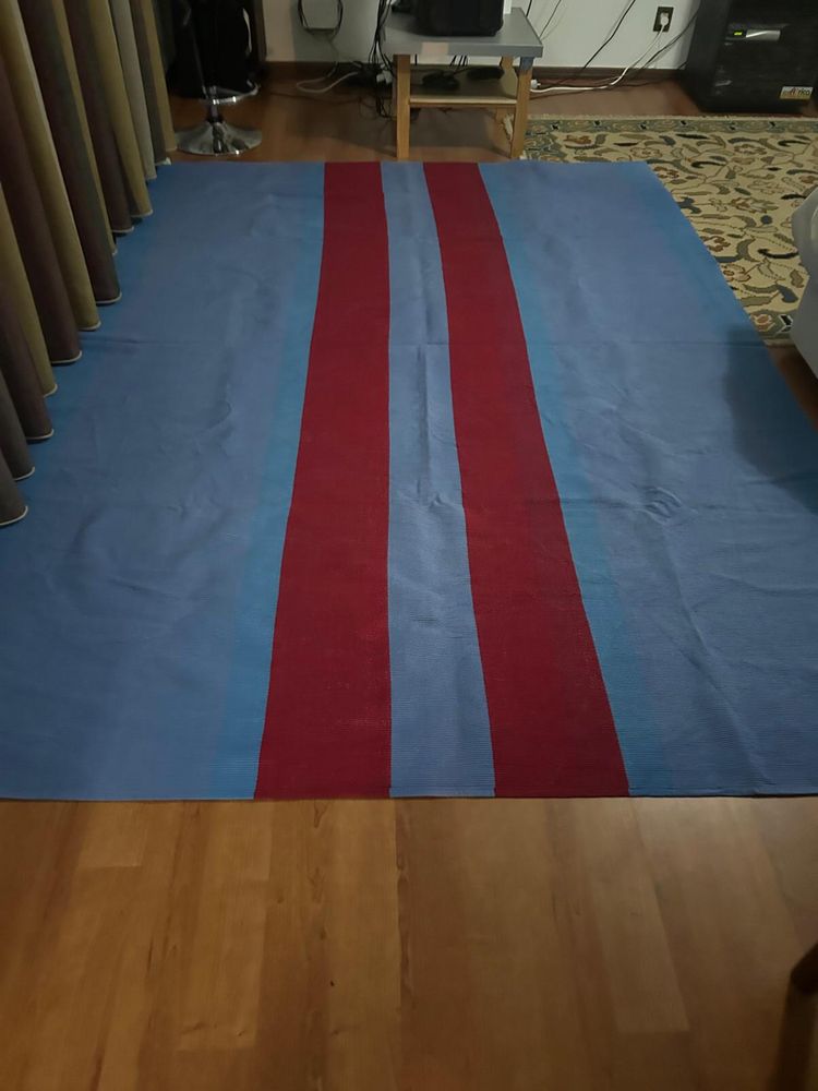 Tapete azul e vermelho