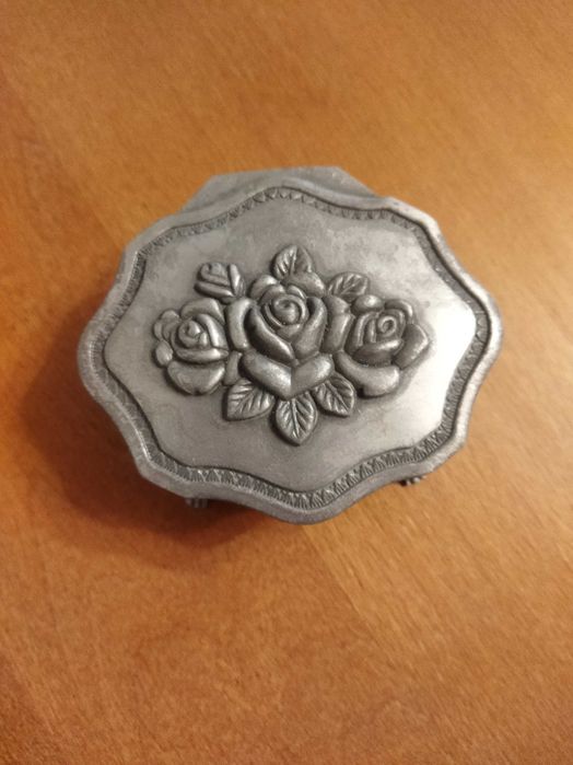 Szkatułka posrebrzana 9x10x5