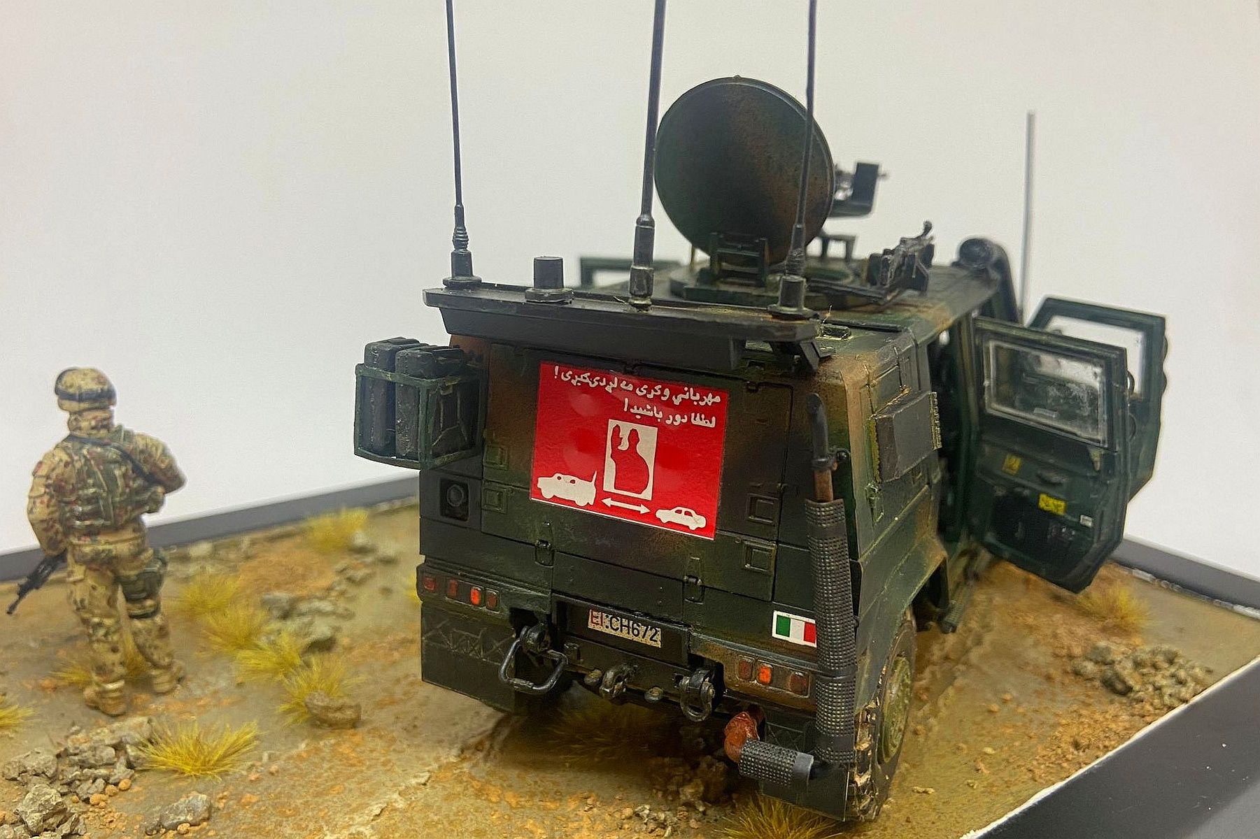 Soldado italiano NATO Afeganistão e LMV Lince