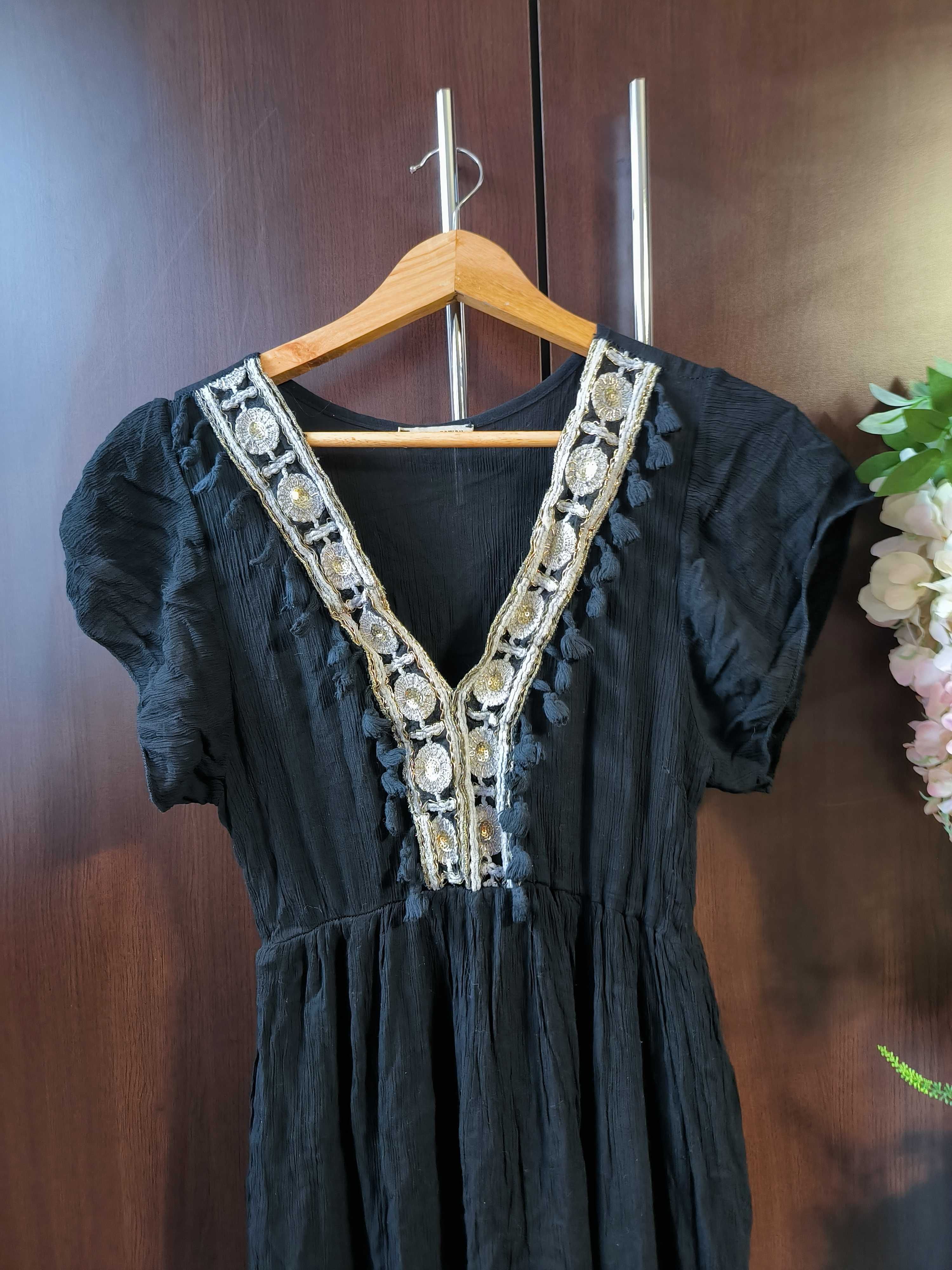 Piękna sukienka w stylu boho w kolorze czarnym