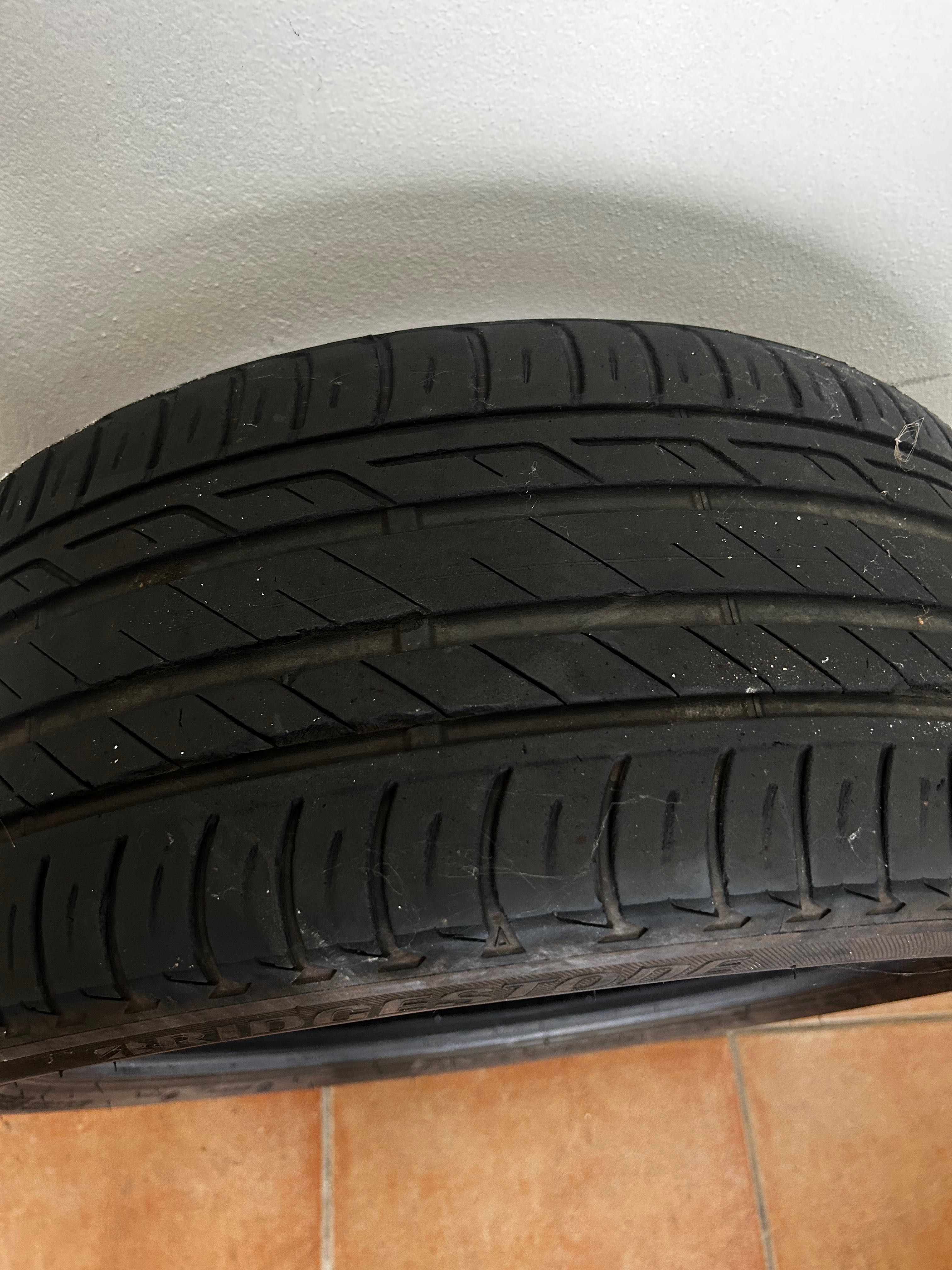 Vendo 2 pneus de carro