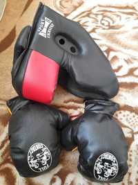 Боксерскі рукавиці та шлем