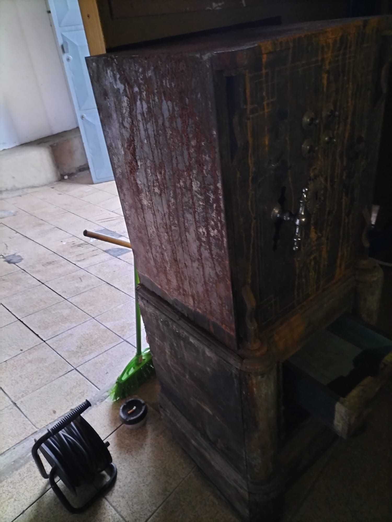 Cofre antigo para reconstruir