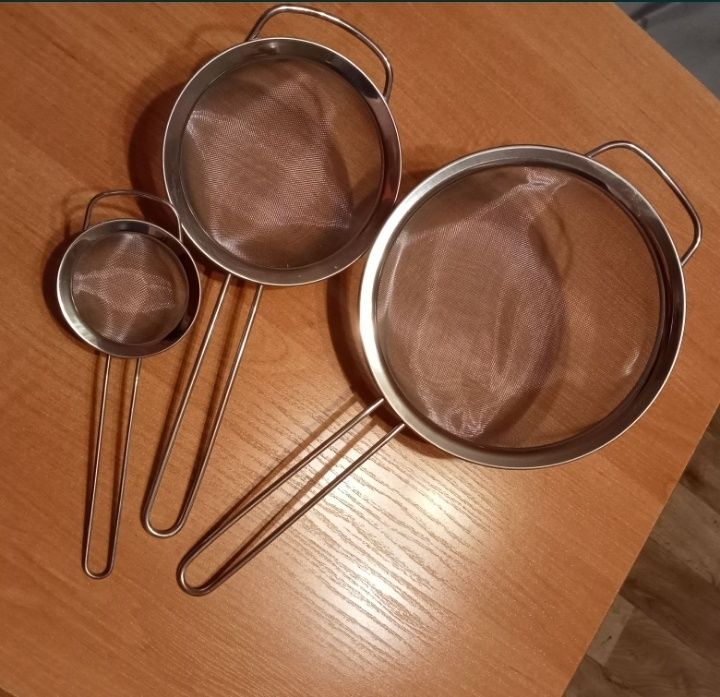 Zestaw trzech nowych metalowych Sitek do prac w kuchni