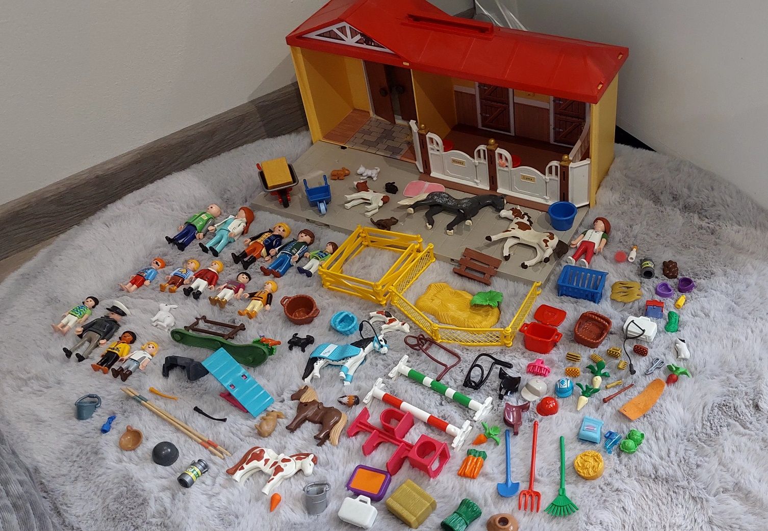 Duży zestaw Playmobil, akcesoria, konie, stajnia, postacie, zwierzęta