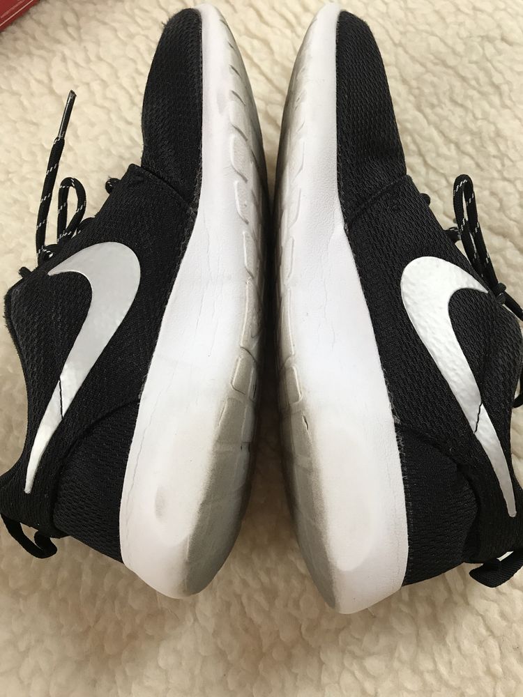 Czarne buty sportowe biała podeszwa, treningowe Nike Wmns Roshe One