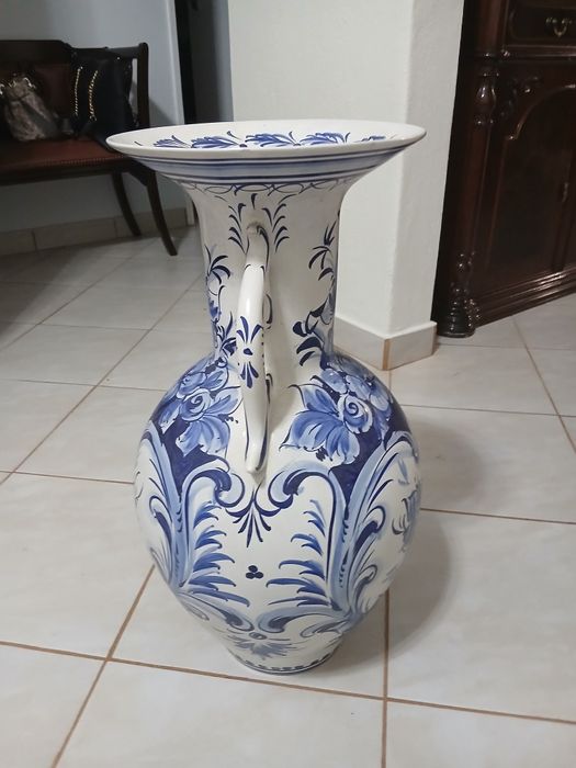 FN ALCOBAÇA  Jarrão cerâmico  pintado à mão  .