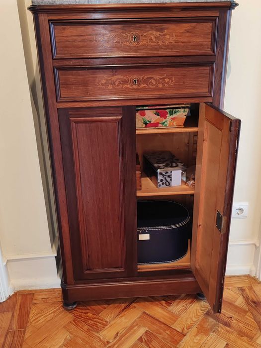 Pequeno armário alto