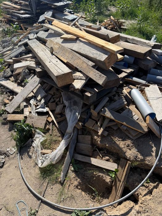 Доски  дерево піддони  віддам безкоштовно