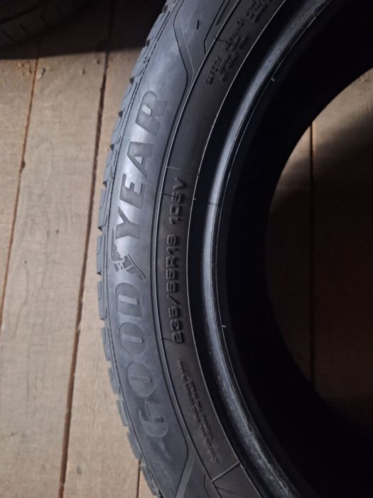 продам шини 235 55 19 GoodYear Gen-1 .в доброму стані 7 Мм протектора