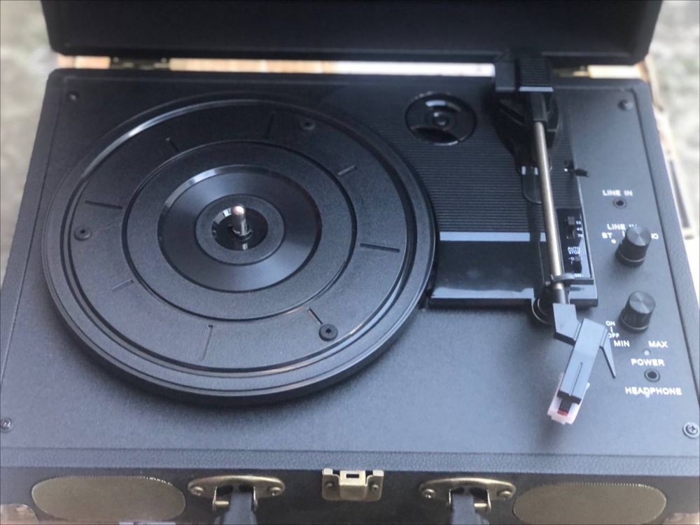 чорний вініловий програвач із Bluetooth R609