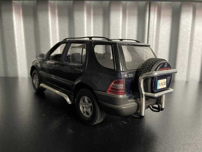 Maisto 1:18 - Miniatura de carro  Mercedes