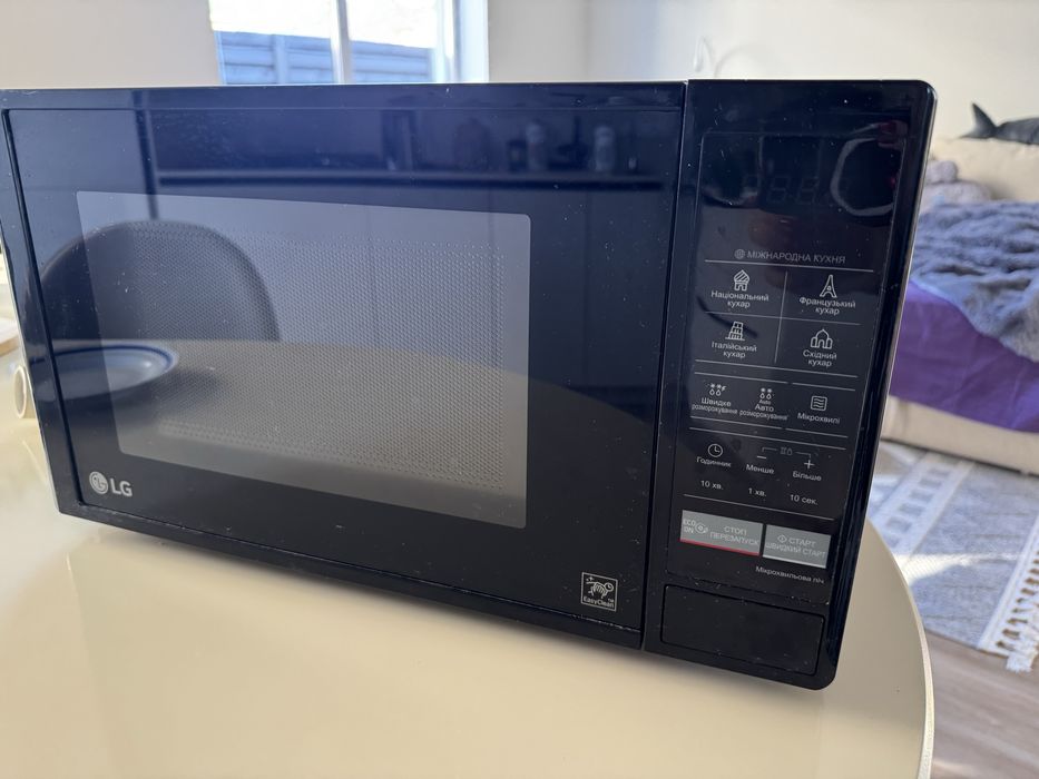 Мікрохвильова піч LG MS2042DB
