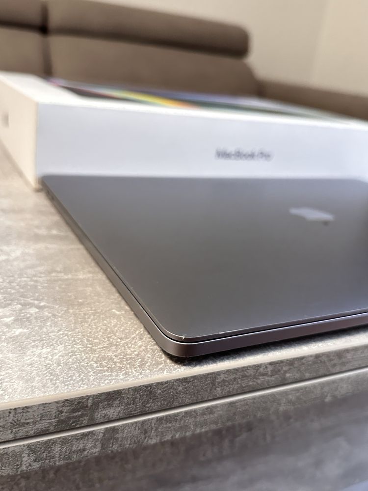 MacBook Pro 16” (2019, Intel i7 / 16GB / 512GB)