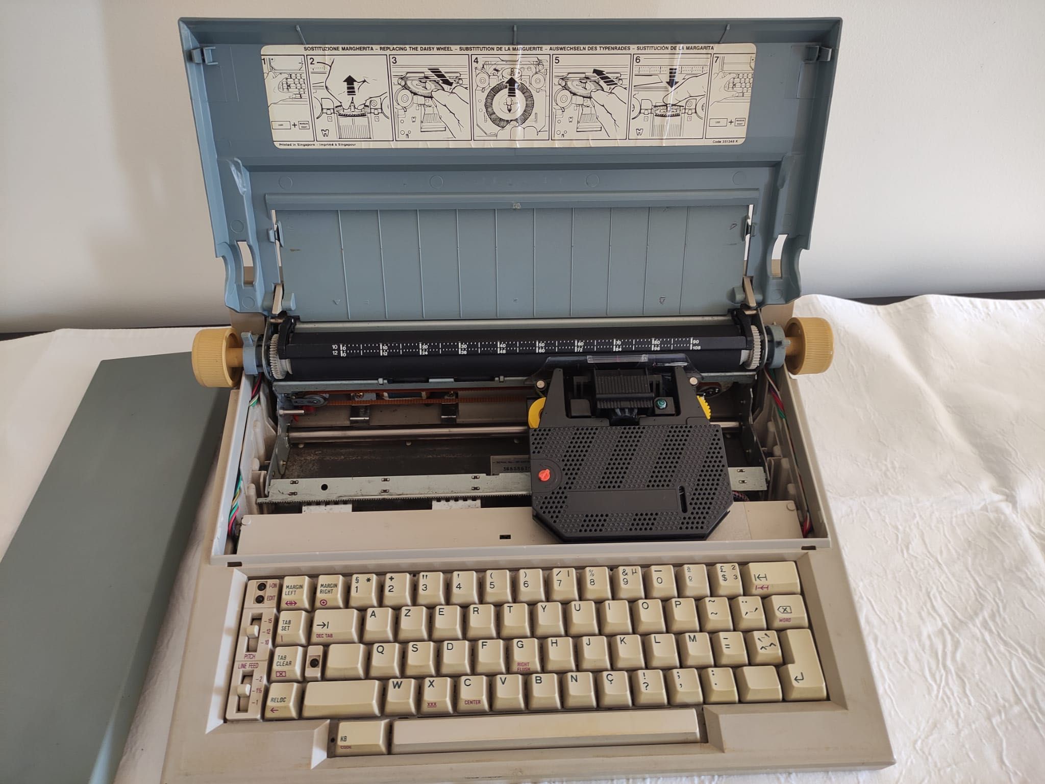 Máquina de escrever elétrica Olivetti