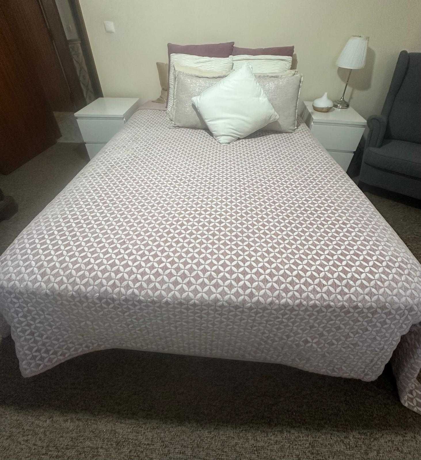 Cama de casal com arrumação