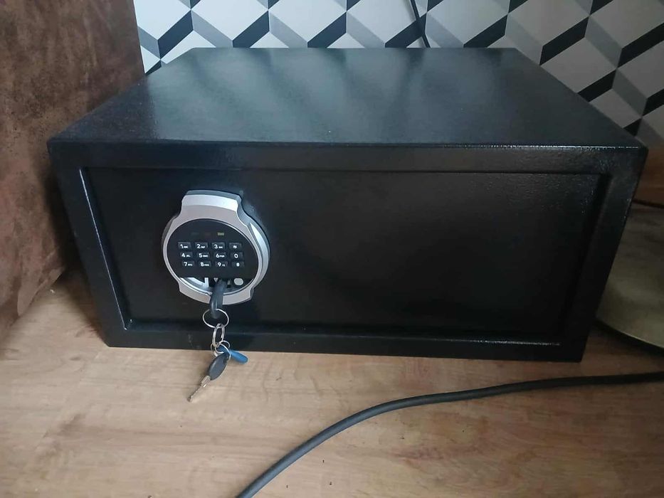 Sejf z zamkiem elektronicznym i na klucz
