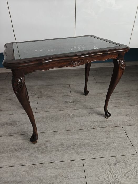 Stolik kawowy ręcznie zdobiony w stylu ludwikowskim