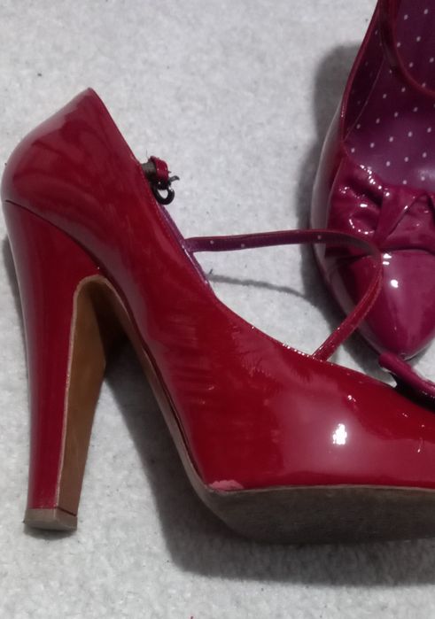 Sapatos de salto alto Moschino