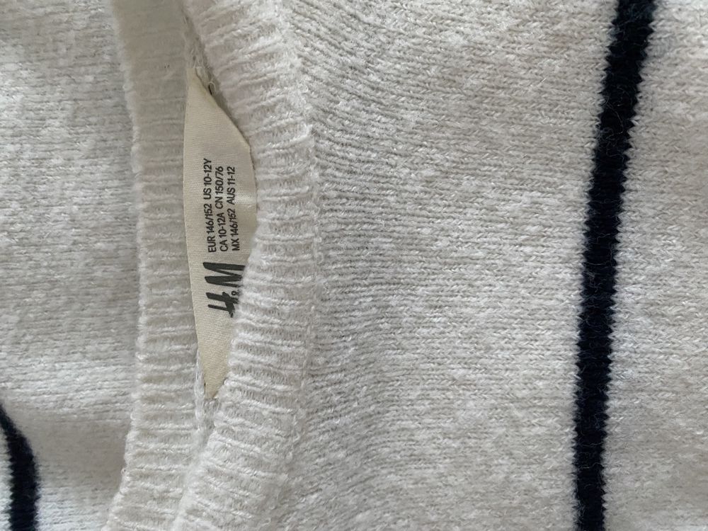 biały sweter z czarne paski h&m