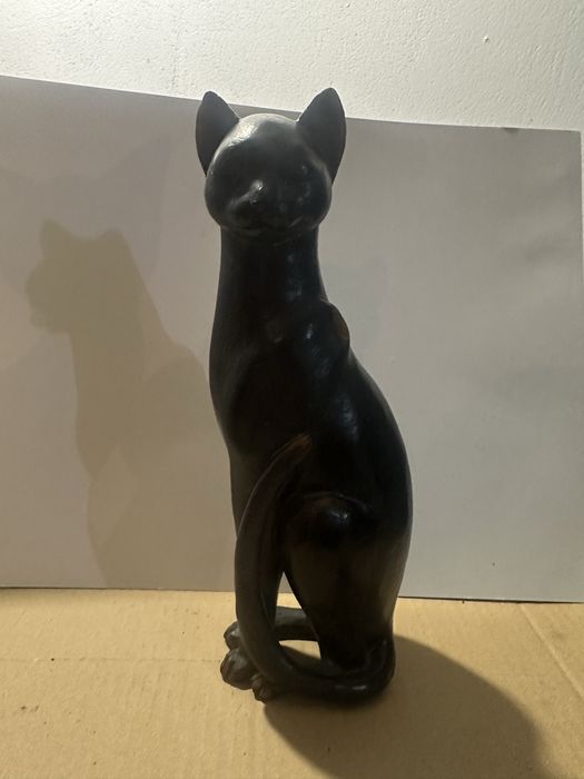 Gato preto em madeira