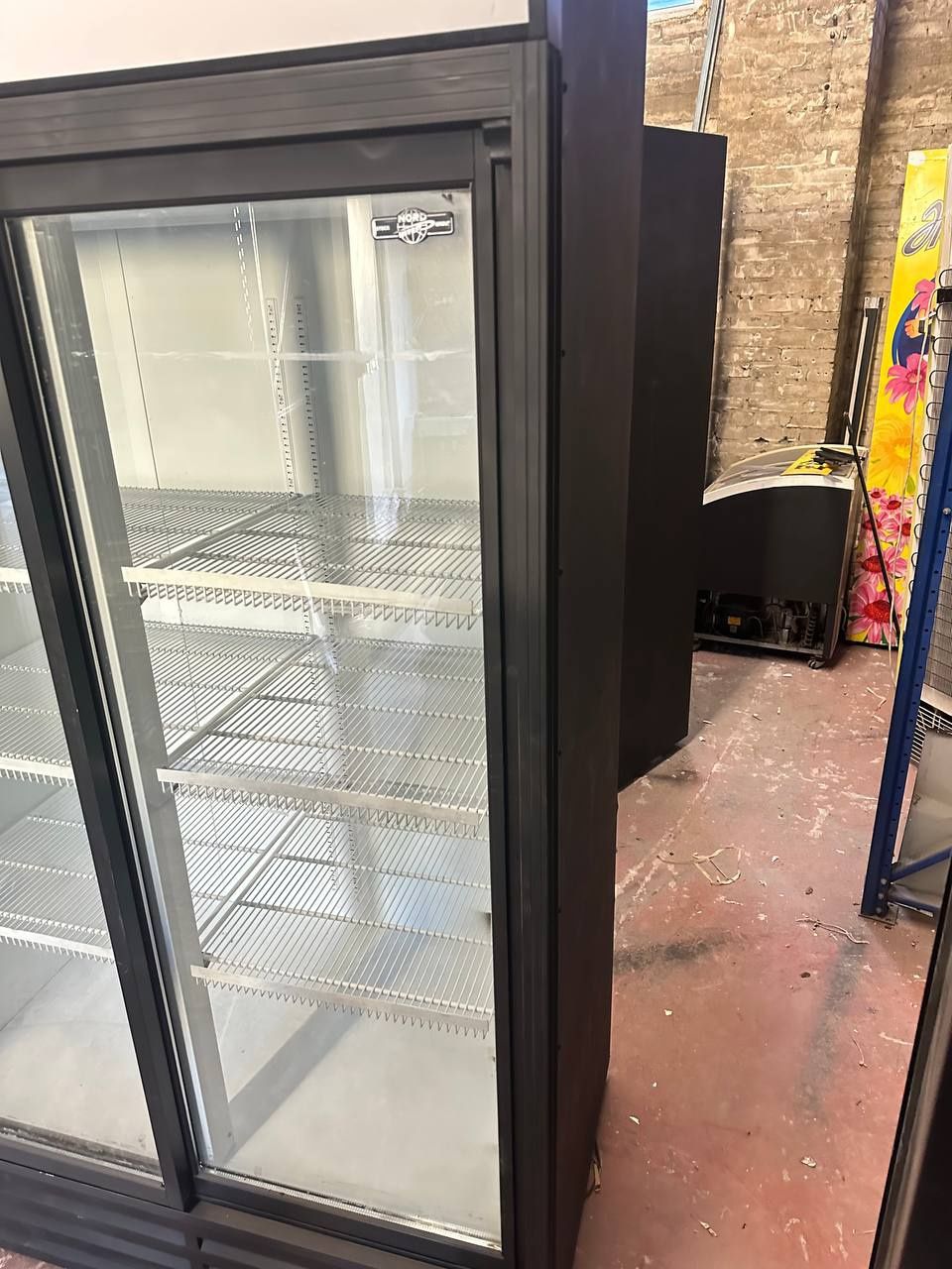 Холодильна вітрина великий дводверний холодильник вітрина 1200 літрів