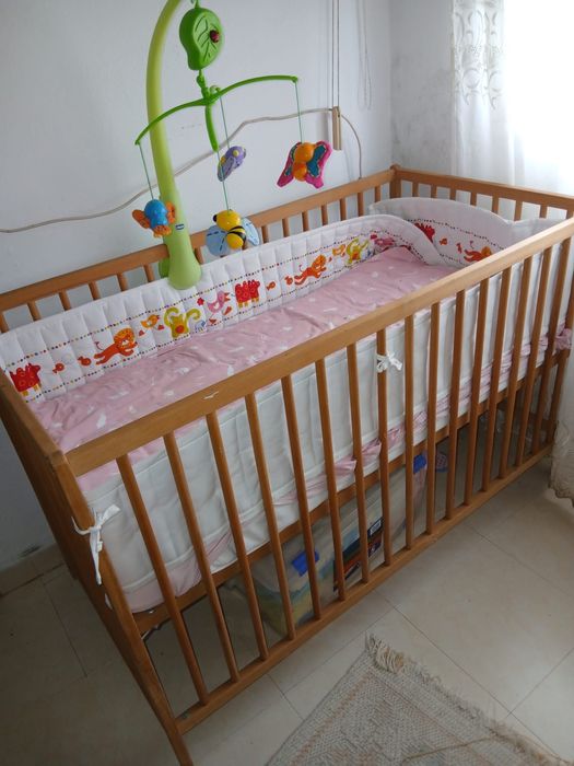 Cama de grades / berço e colchão