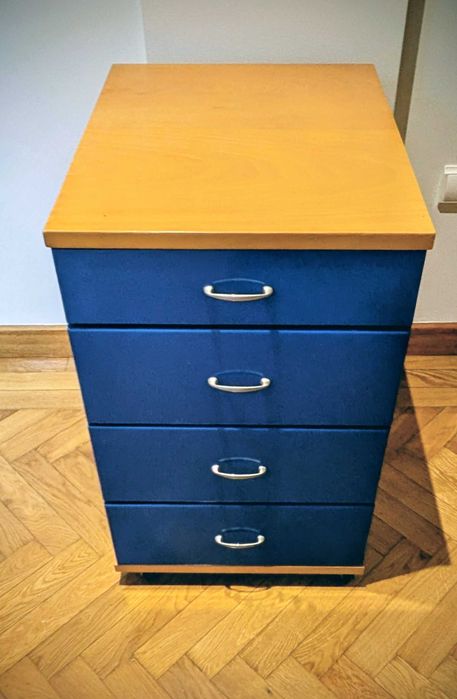 Mesinha de cabeceira com gavetas "lacadas a azul"