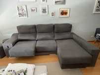 Sofá de 3 lugares com chaise long e 2 puffs